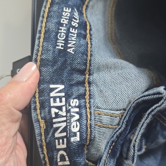 EUC Levi's Denizen Distressed Jeans - Picture 6 of 8